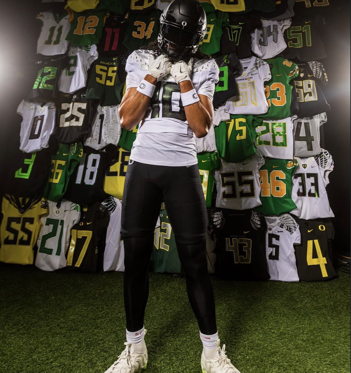 oregon__updates's tweet photo. 4-Star Oregon SAF commit Malakai Taufoou (@Malakai_Taufoou) on his OV 🦆 https://t.co/R6NsQ31qG8