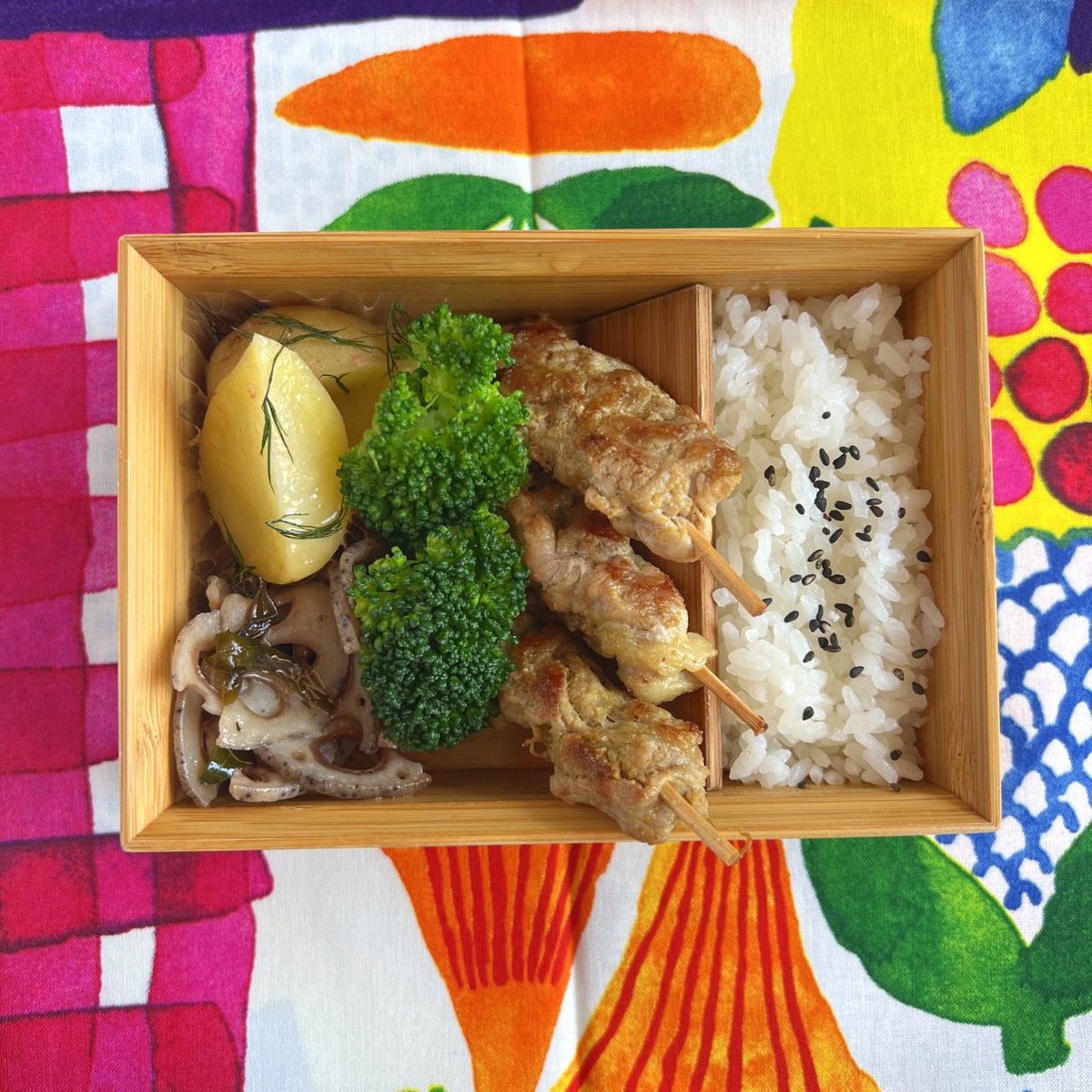 ucococon's tweet photo. 女子中学生のお弁当 Lv.9

豚のスパイス串
れんこんのカレーリーフ炒め
ディルポテト
ブロッコリー https://t.co/bToqKtLDXt