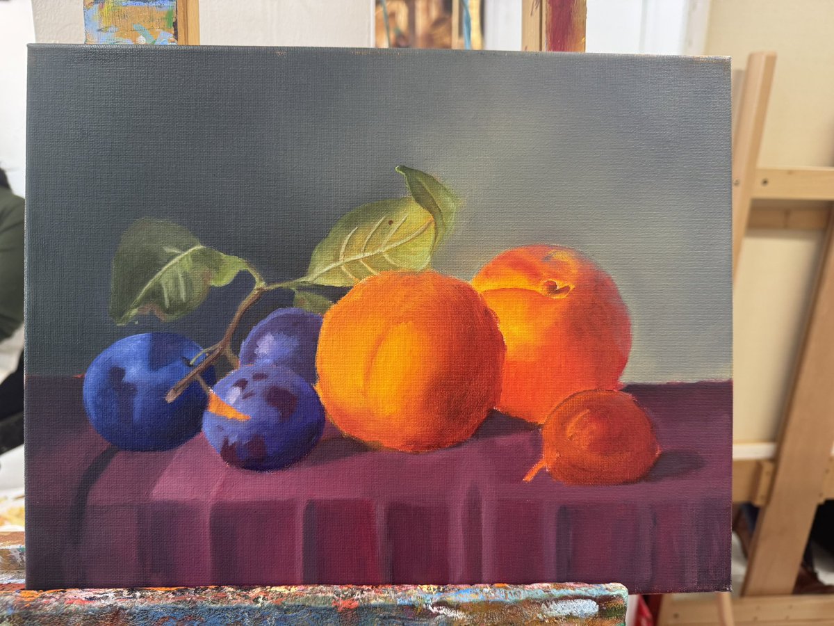 vittorestudio's tweet photo. Some more progress on my Peaches and Plums #oilpainting. Adding a third top coat on the peaches now with minor details going in. 1-2 more sessions for this one.

#Art
#Artist
#OilonCanvas
#StillLife
#Painter
#OilPaint
#RenaissancePainting https://t.co/RqDUoN34GU