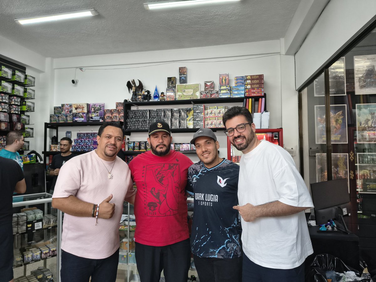 PowerVGC's tweet photo. Excelente torneo y siempre agradable volver a ver caras de amigos @davidness2 y conocer a un gran jugador pero sobretodo gran persona @riopaser https://t.co/0AXfdA6THR