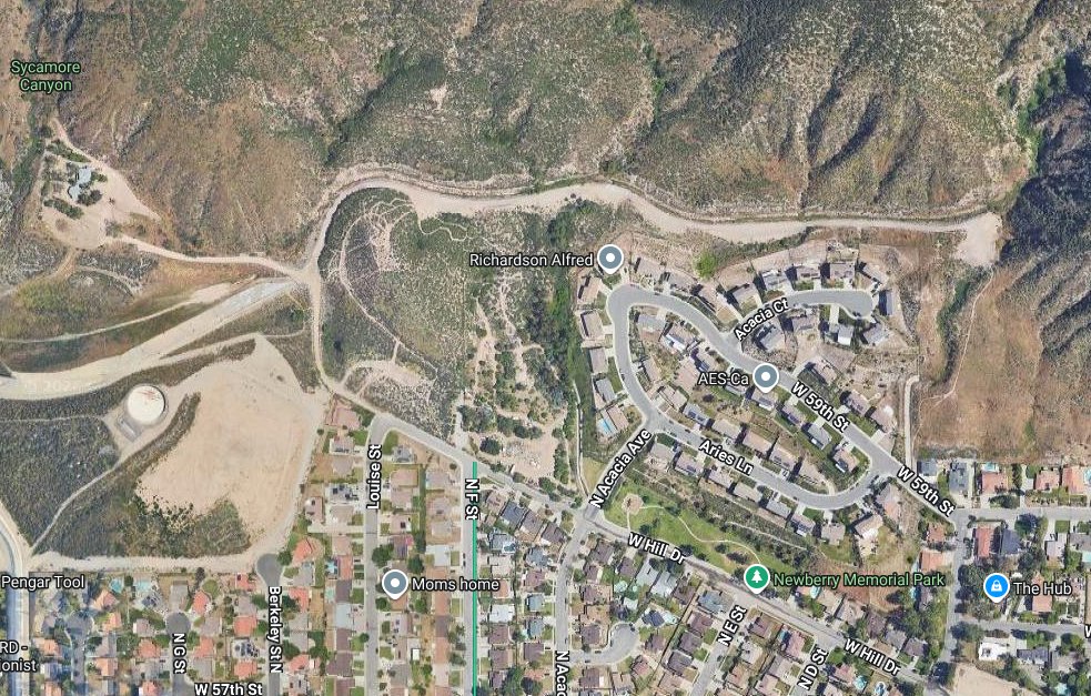 engineco16's tweet photo. New Vegetation Fire - 2 acres, light flashy fuels, in the area of W. Hill Dr. x/N. Arcadia Dr.? #SanBernardino @SBCOUNTYFIRE https://t.co/Abn77UJpV4