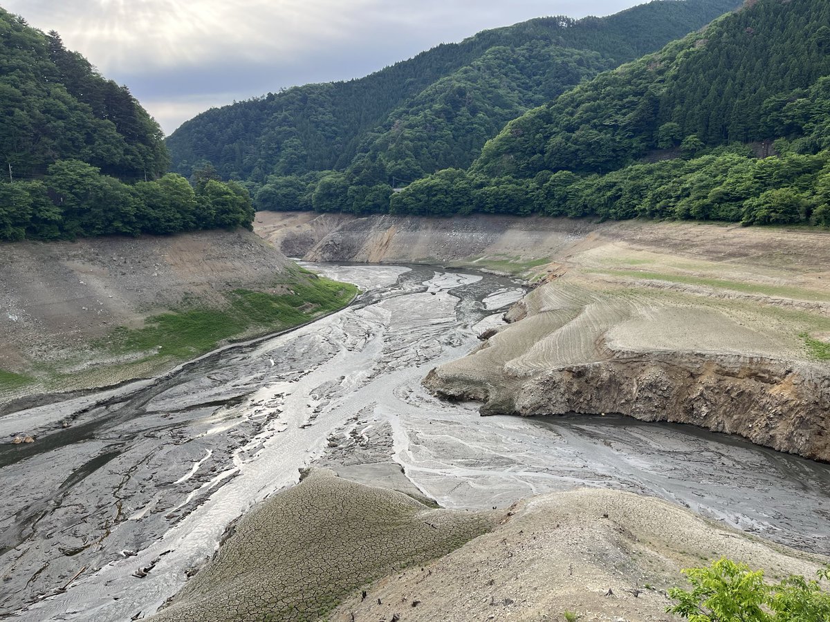 vxg_fd's tweet photo. 2026.5.31、小菅トラウトガーデン。少し濁りが入って、フライが見えにくくサイトで釣りにくい。ルアーは50cmUPが釣れている、動かないフライには反応しないのか？晴れて暑かった釣果は47cm-218匹。
ダムに流れ込む川に水が無い。#小菅トラウトガーデン、#フライフィッシング、#エリアトラウト https://t.co/uYZcqjAoWg