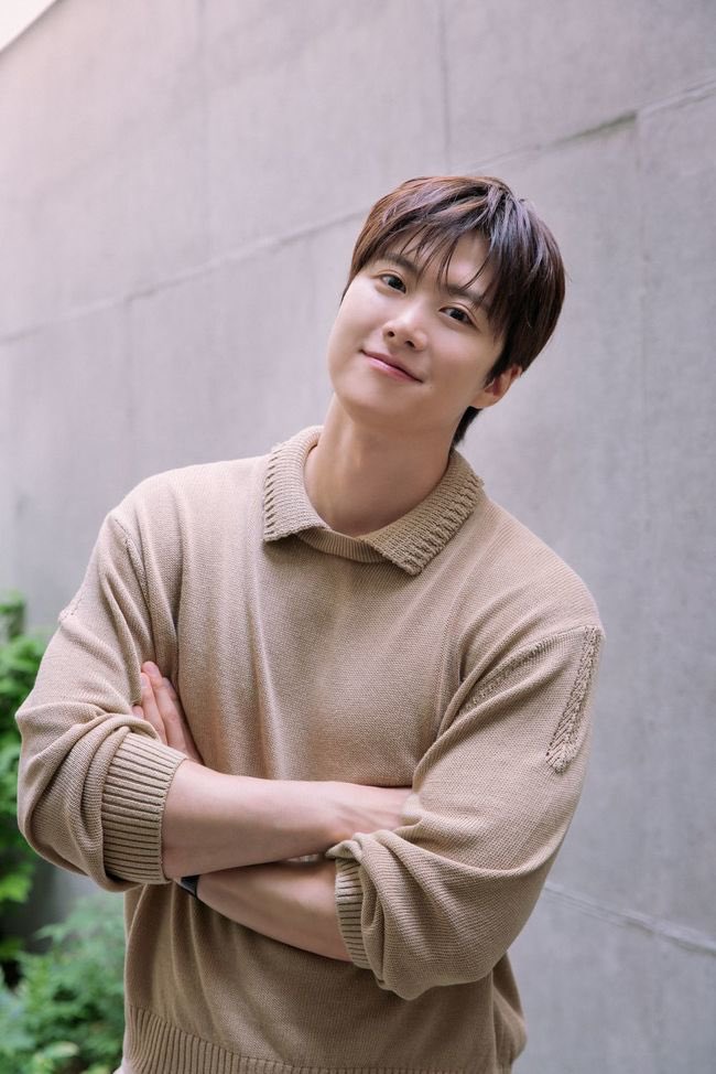 do0_lluvia's tweet photo. 도영은 지난해 12월 육군 현역으로 입대해 군복무 중이다. 동생 도영의 반응을 묻자 공명은 “봤는지 안 봤는지 모르겠다. 단톡방에서 매주 방송 얘기를 하는데 동생이 방송에 대해서 답변을 안 한다. 아직 눈치를 봐야 할 시기여서 편하게 못 볼 수도 있다. 사실 동생이 원래 내 걸 잘 안 본다”라며 현실 형제다운 모습을 드러냈다. 

부모님의 반응은 달랐다. 공명은 “부모님은 정말 좋아하신다. 내가 느꼈을 때는 최근에 가장 재밌게 보고 있으신 것 같다. 내가 해서가 아니라 작품이 재밌어서. 나뿐만 아니라 오대환 선배님, 이정은 선배님 에피소드도 몰입해서 보시더라”고 전했다.