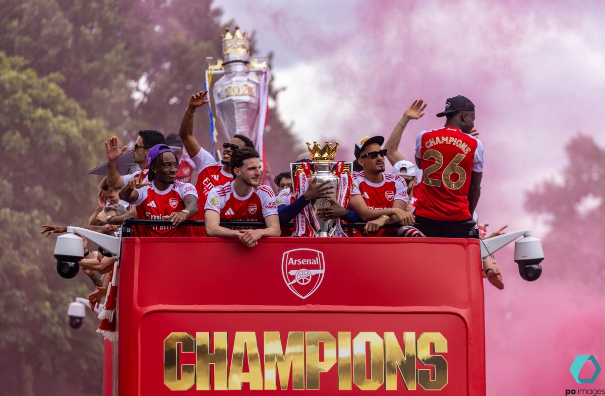 StevenPaston's tweet photo. A busy day out in north London with the team in red, as they show off their Premier League trophy in the streets @PA @Alamy_Editorial @CanonUKandIE https://t.co/alnS7ymvpA