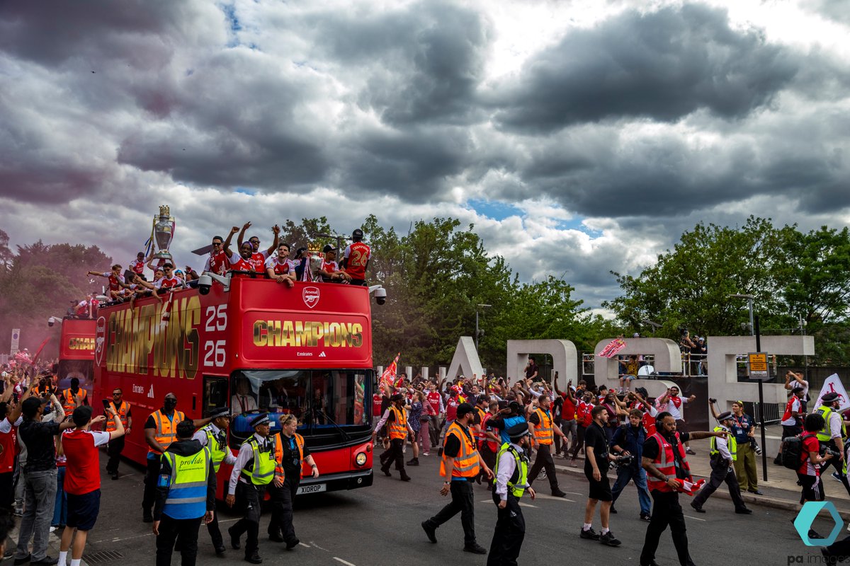 StevenPaston's tweet photo. A busy day out in north London with the team in red, as they show off their Premier League trophy in the streets @PA @Alamy_Editorial @CanonUKandIE https://t.co/alnS7ymvpA
