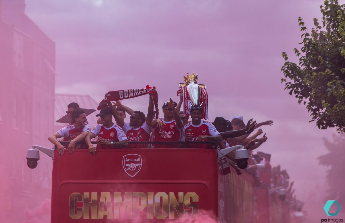 StevenPaston's tweet photo. A busy day out in north London with the team in red, as they show off their Premier League trophy in the streets @PA @Alamy_Editorial @CanonUKandIE https://t.co/alnS7ymvpA