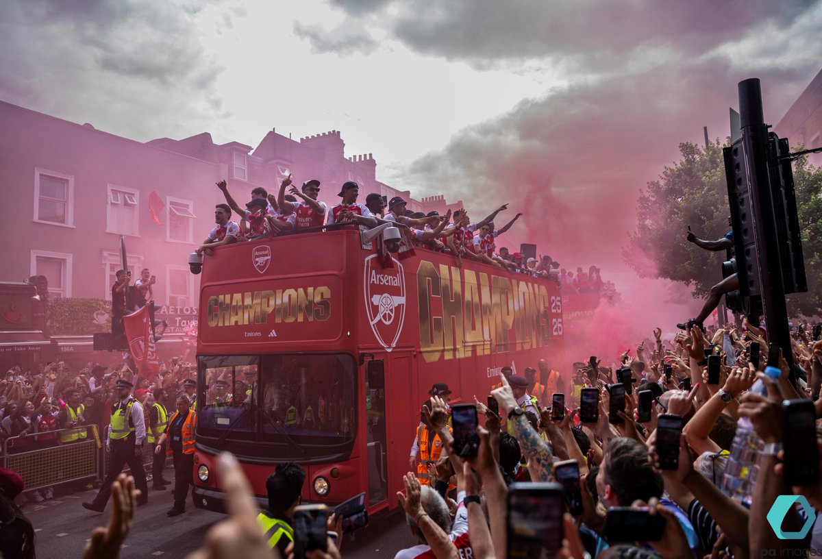 StevenPaston's tweet photo. A busy day out in north London with the team in red, as they show off their Premier League trophy in the streets @PA @Alamy_Editorial @CanonUKandIE https://t.co/alnS7ymvpA