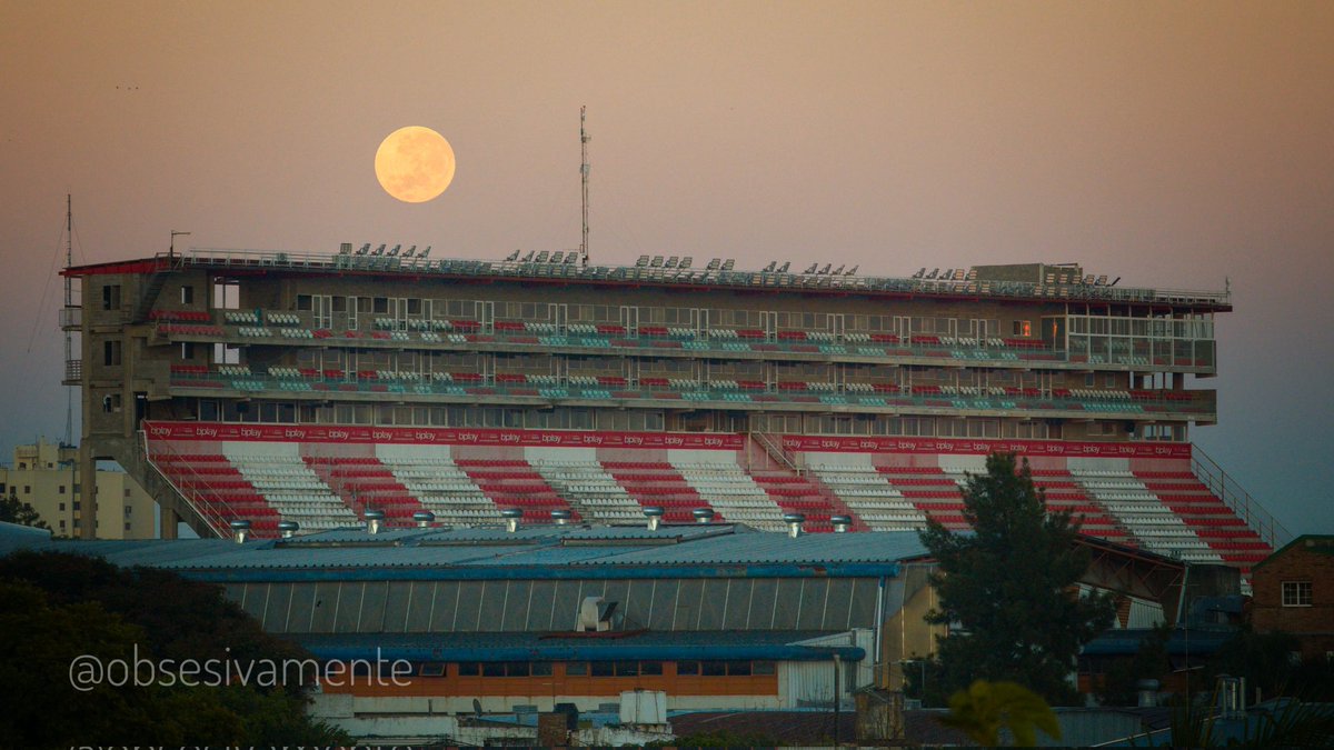 obsesivamente's tweet photo. La luna llena al amanecer desde Barrio Barranquitas. https://t.co/Ep7Qml8inr