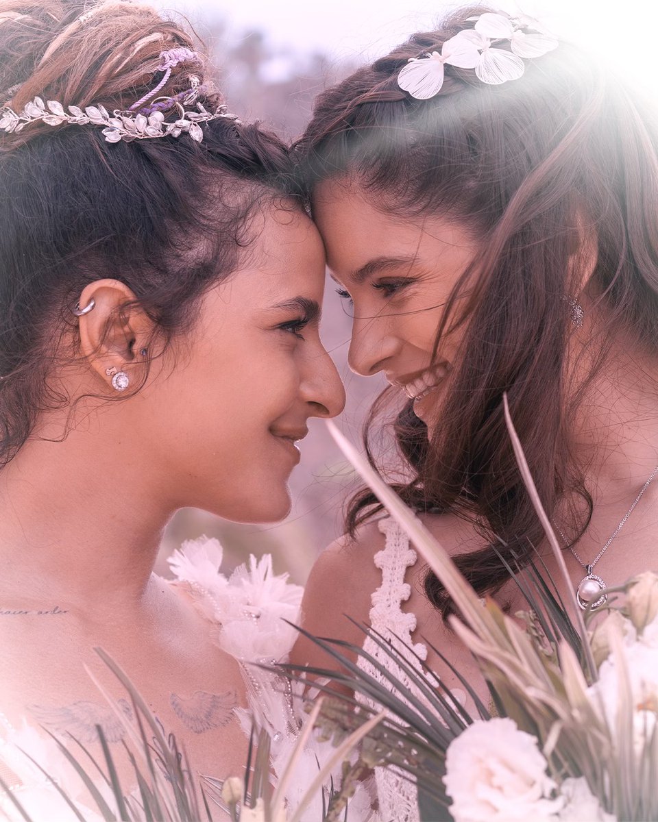 LauraPe71447640's tweet photo. Hoy es el segundo aniversario de la boda de Roberta y Ana 😍🍸🍓.  Llevan 2 años de casadas 🥺 #robertana @arianasaavedra_ @AlejandraZaid https://t.co/hE9wBU9uUZ