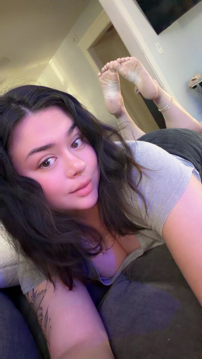 pixiebratA's tweet photo. stroke to bratty Latina feet, dork 🫵🏻 https://t.co/QaE8dDEK56
