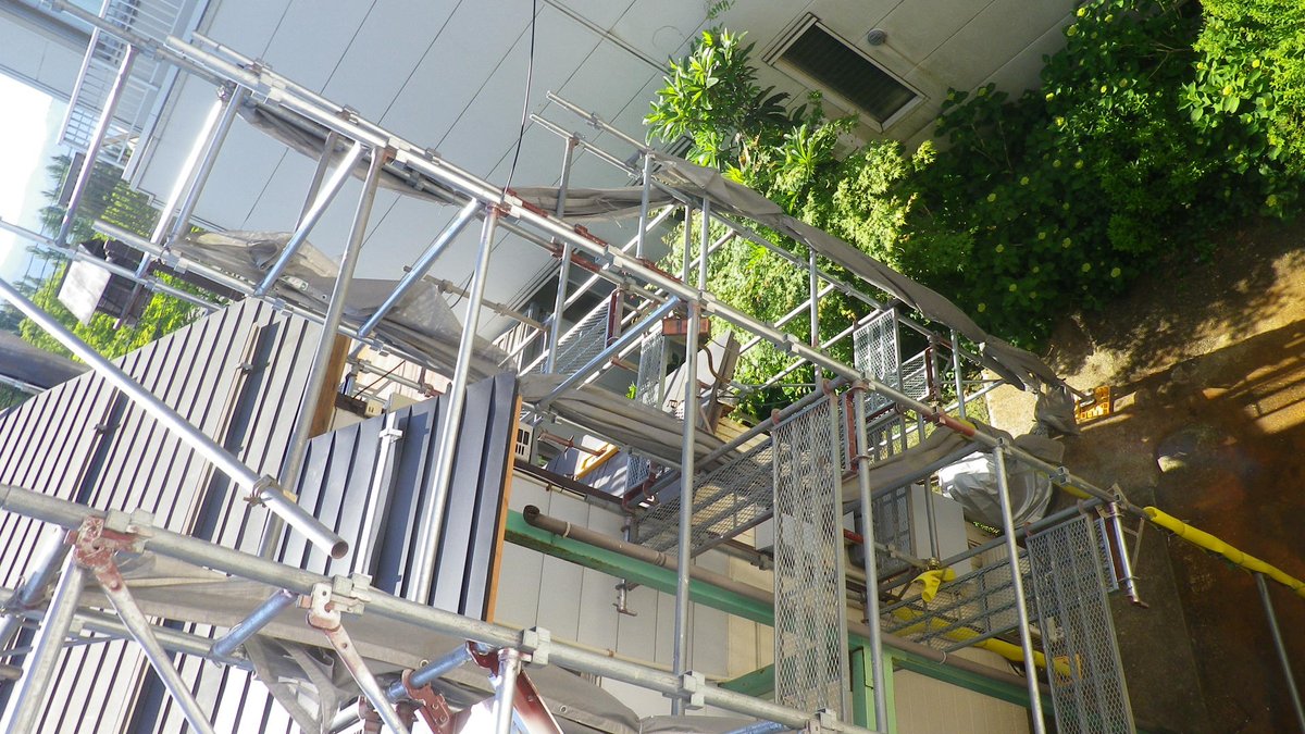 oi21com's tweet photo. #長岡市の空模様
学校町1:01日(月)。6月。東側のアパートの屋根修理は終わったようです。近くの地中の水漏れも近く修理予定の案内。 https://t.co/1iM5eMJCy9 の長岡の時間予報は6時から 晴れ/晴れ/晴れ/曇り/曇り/曇り/曇り 予想気温16から33℃。写真は08:02東側窓の外。 https://t.co/tH51AI9h8j