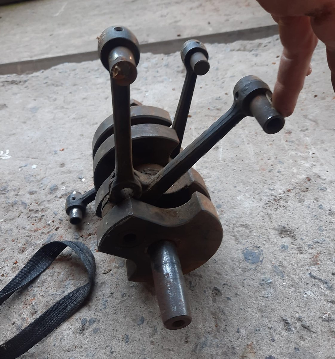 ajbilstein's tweet photo. @M_Drozdovsky @arieldiaco El detalle del cigüeñal con dos muñones y cuatro bielas https://t.co/hA9hcWimdX