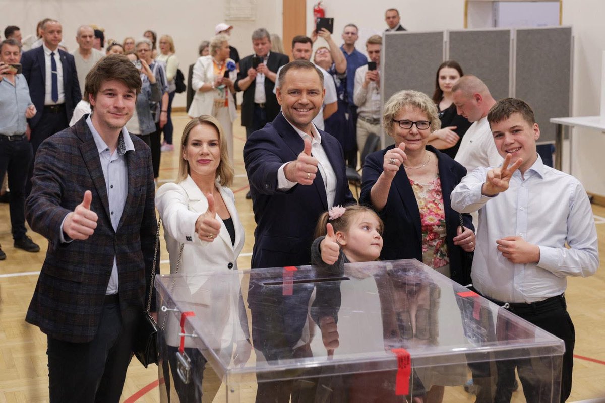 MarekWesoly's tweet photo. Równo rok temu 10 606 877 Polek i Polaków oddało swój głos na Karola Nawrockiego 🇵🇱💪🏼 https://t.co/DIkjZtR0aR