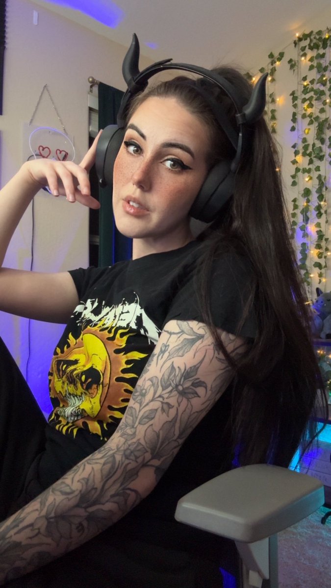 falconrose_'s tweet photo. cleaning sims &amp; emo throwbacks 🖤 come vibe https://t.co/MEdmkWwrtX