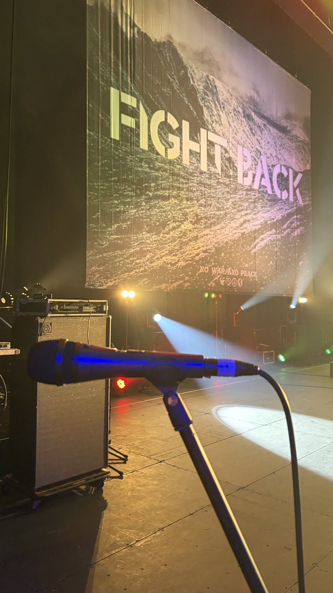 djchie's tweet photo. FIGHT BACK
わたしからもありがとうございました

まったく電波が通じない2日間でしたね
追っかけにぎやかします

ラストの影アナコラボ（by 10-FEETタクマくん）もお楽しみいただけましたか😊

これからも　音の鳴る場所で
だからどうぞ健康で　お元気で https://t.co/7377EAZLBh