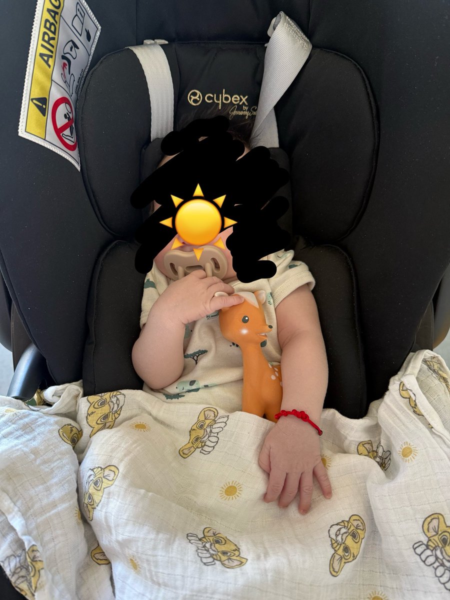 bee_valentines's tweet photo. mi bebé sostiene con una mano su chupete y con otra su juguete 🤣
no tenía ni un mes https://t.co/nmLdRgakdI