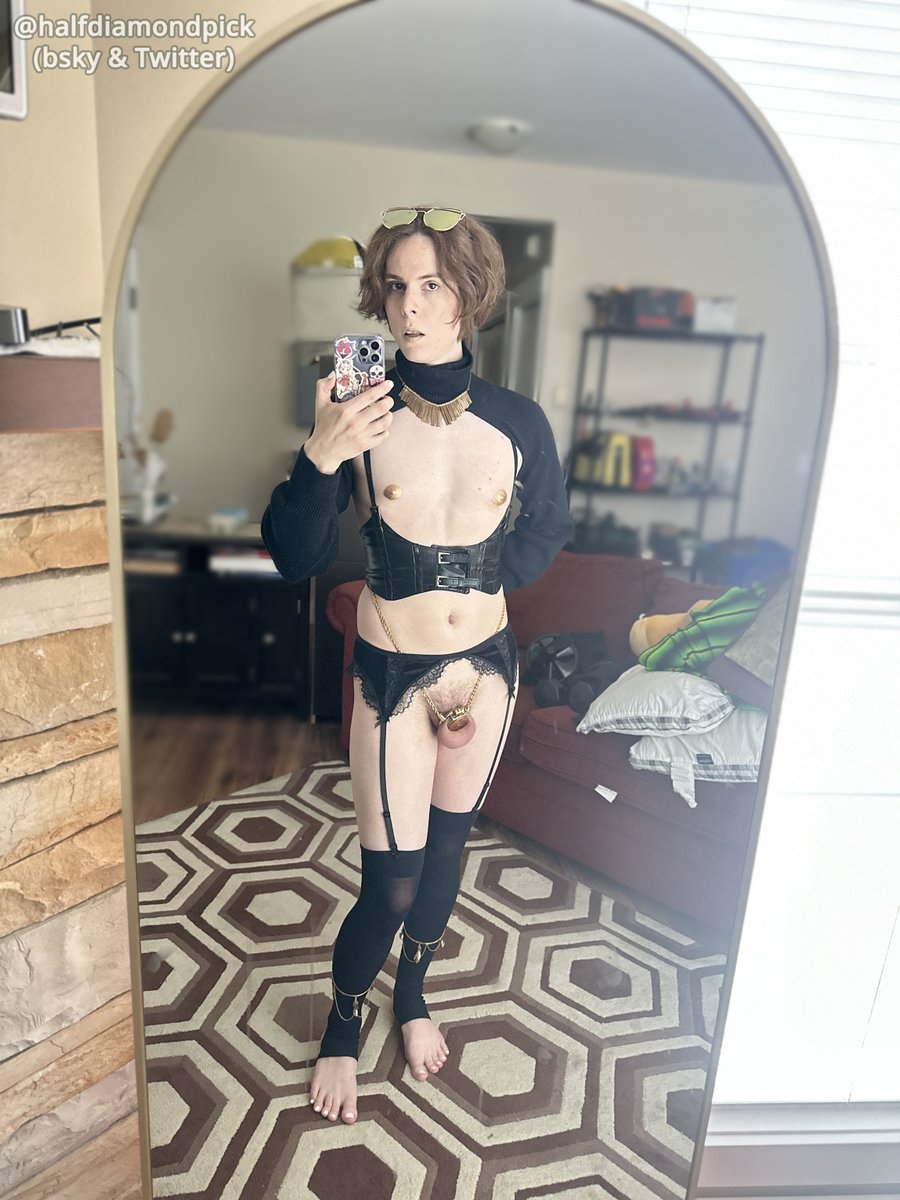 halfdiamondpick's tweet photo. I didn't want to wash that makeup look off after, so I decided to try a little something something with more gold. https://t.co/BpTipStDWG