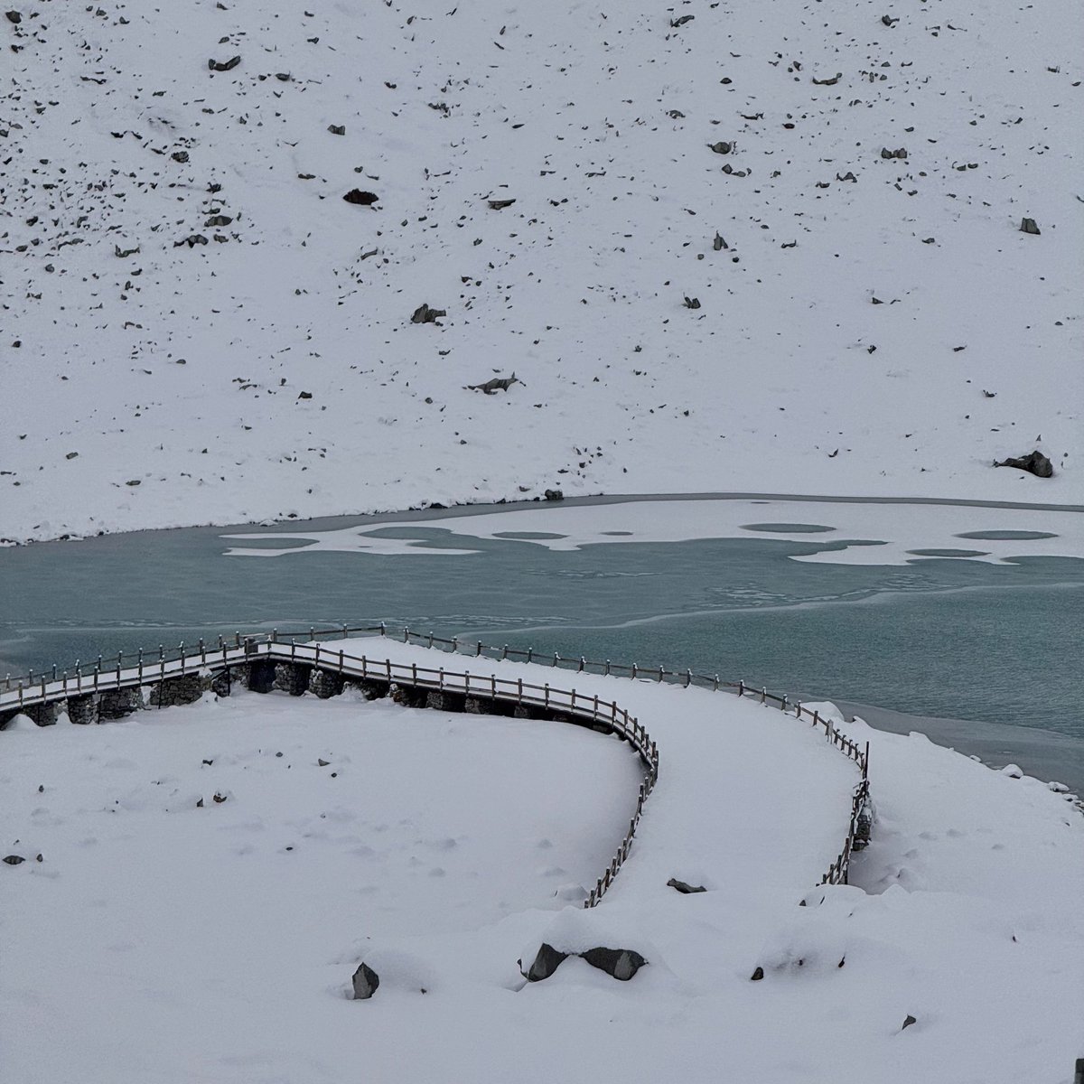 sfkkfs_'s tweet photo. แต่ถ้าอยากเจอหิมะโบ้มๆ งบไม่เยอะ แนะนำ ต้ากู่การ์เซียร์ (Dagu Glacier) สวยหยุดหายใจ ❄️🌲 

- ได้ขึ้นกระเช้าลอยฟ้าที่สูง ที่สุดในโลก
- ได้เจอธารน้ำแข็งที่มีอายุน้อยที่สุด และตั้งอยู่ต่ำที่สุดในโลก
- ได้เจอทะเลสาบน้ำใสสีฟ้าเทอร์ควอยซ์ และป่าสนที่อุดมสมบูรณ์ https://t.co/EPWfFv9XVy
