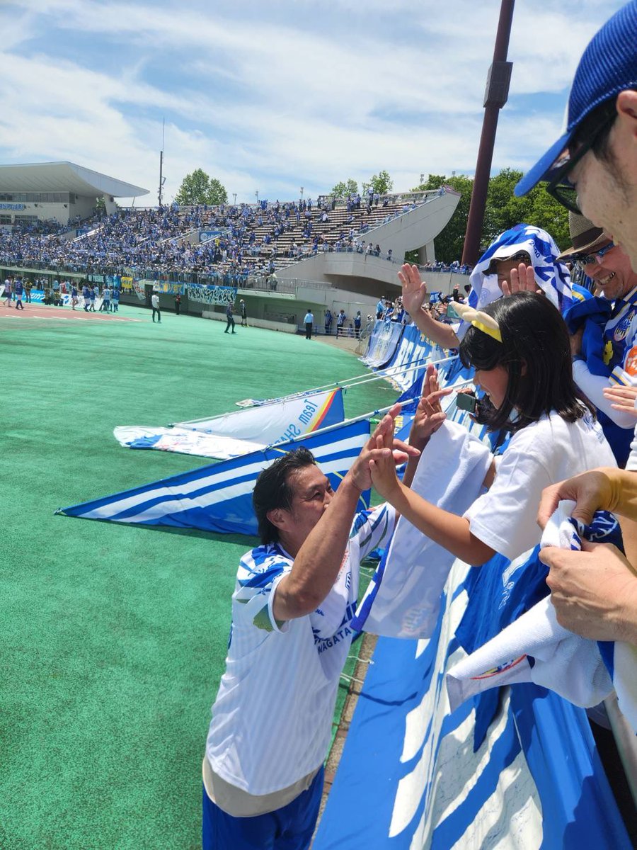 mubunakayama's tweet photo. 「元サッカー選手だけど1試合も出てないんだ」
学校の友達に冗談まじりに自慢していた娘。
これで「1試合しか出てないけど元サッカー選手」って言ってくれる

出てる時間はゴール裏でずっと応援してくれて…

26番をつけた背中を現地で観せれて良かった。

この写真は一生の宝です。
#モンテディオ山形 https://t.co/XsH3g1nNoY