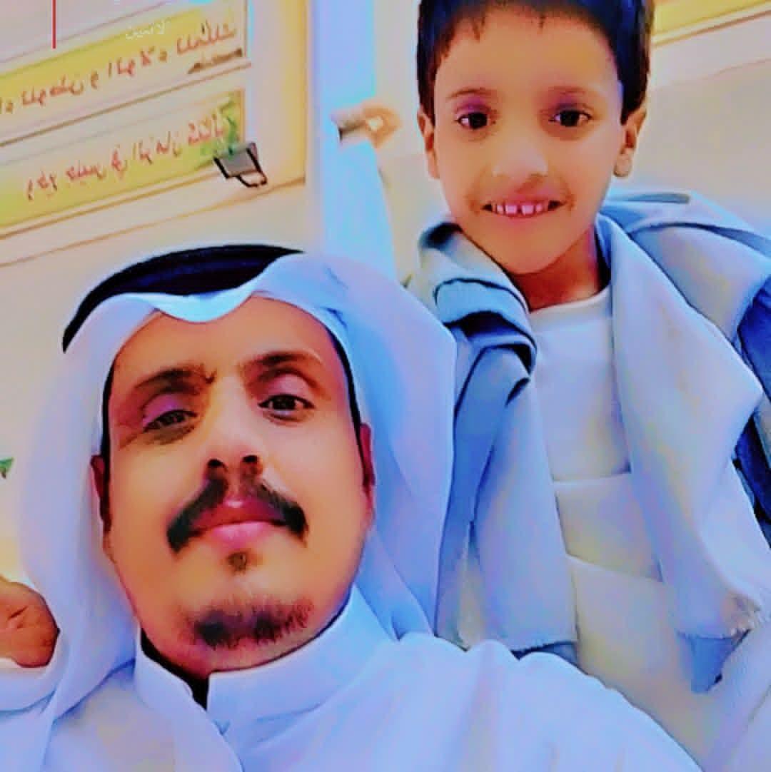 aa2013f1's tweet photo. أعتِّق في 
 جهات الشعر روحي 
لأعلم أين ترتحل الجهات 

لأصنع من أحاديثي يقيناً وبوصلةً تؤوب لها الحياة

وأمنحني الفرادة في اغترابي وتلقفني الأدلة والجناة 

وما من لحظةٍ 
 إلا وأنثى 
يدوزنها على لغتي الفرات 

ورب مسافةٍ زرعت خطانا 
على الحدقات فانكسر الثبات 

ولكن القصيدة سندريلا وأغنيةٌ لها حلمٌ وذات
