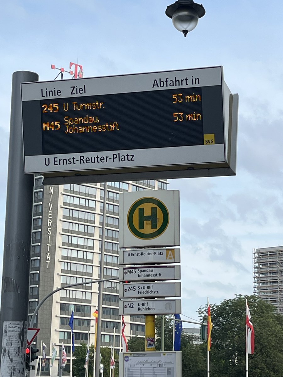 FreeRavenSoul's tweet photo. @BVG_Bus Na ich hoffe das ist nur ein netter Anzeigefehler. Oder sind die beiden Linien spontan zum Stundentakt statt alle 10 Minuten gewechselt? 😂

#Berlin #Funny https://t.co/PHEoqQ3isH