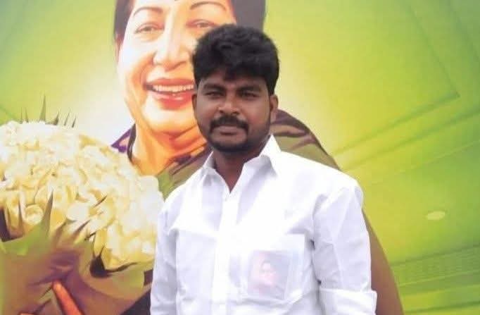 Kalyan1612's tweet photo. இந்த சகோதரனின் இழப்பு பெரும் துயரை ஏற்படுத்துகிறது. 

சில பின்னடைவுகள், குழப்பங்கள் எல்லாமே சிலகாலம் மட்டும்தான். நம்பிக்கை தளராமல் நடைபோடுவது அவசியம்!!

சகோதரர் பூக்கடை மகேந்திரன் அவர்களை இழந்து வாடும் குடும்பத்தாருக்கும் கழக உறவுகளுக்கும் இதயப்பூர்வமான இரங்கல்கள்!! https://t.co/AmEE3EXNx2