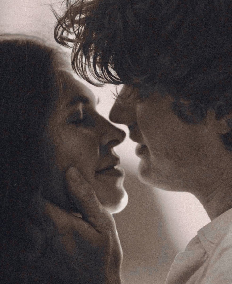claudiarroyo08's tweet photo. "Si, en esta vida, no en otra, quiero un amor bonito,quiero un corazón que por mí esté loquito,unos ojos que siempre brillen al mirarme, y unos labios que siempre quieran besarme,en esta vida, no en otra,quiero unas manos que no quieran soltarme, quiero a alguien que me ame".ca💜 https://t.co/Rc7e46ncHZ