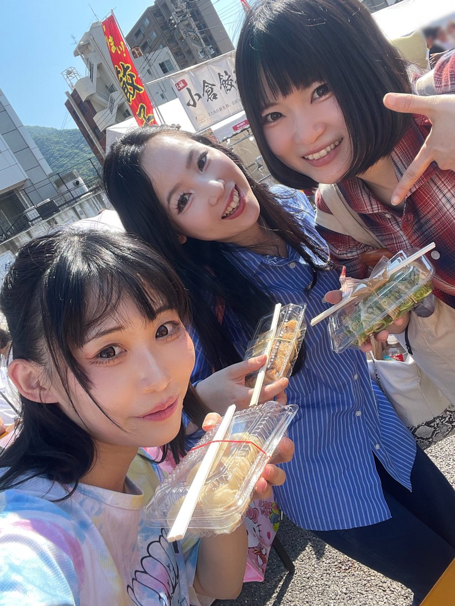 WomanSD_senshi's tweet photo. 昨日は #八幡ぎょうざ祭り 🥟ありがとうございました！！！！！
トラブルもあったりしたけどみんなが笑顔になってくれて物販でもたくさん交流できて嬉しかったです😌✨✨

差し入れも沢山ありがとうございました😭感謝

メイン会場で各々餃子買ってシェアして食べたよ🥟🥟🥟
どれも美味しかった😋✨ https://t.co/bBMEJ364LB