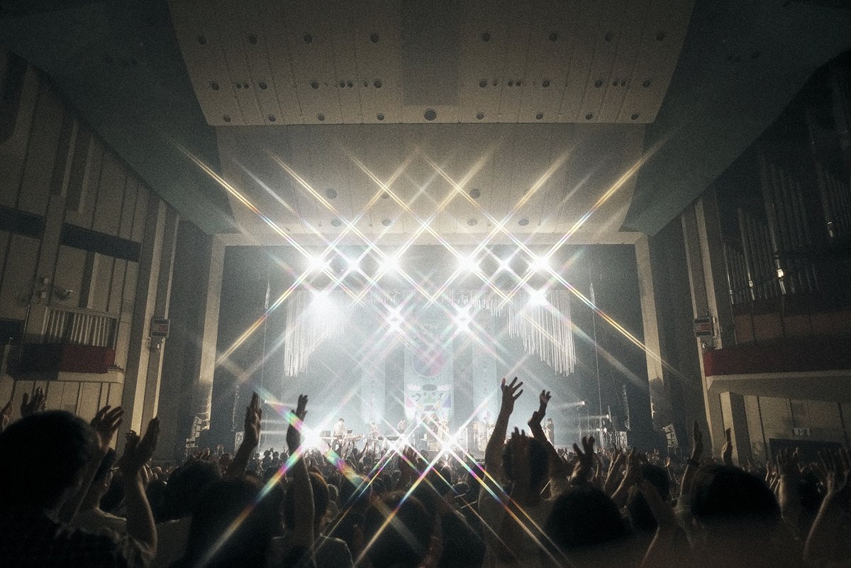 hanareOffcial's tweet photo. Thank you,TOKYO!!
会場中がFLOWするような、歌う歓びに溢れたステージでした。
ご機嫌なメンバー、そして中村佳穂さん、ありがとうございました。

THE MOMENTのように、またこのイベントHOWBEAUTIFLOW!!も続けて行けたらいいなと思います♪

ありがとうございました！

photo；#石崎智也

【MEMBER】
Key：#宮川純
Bass：#越智俊介
Dr：#伊吹文裕
Gt：#高木大丈夫
Cho：#植松陽介
Cho：#稲泉りん
.
#HOWBEAUTIFLOW!!
#中村佳穂
#ハナレグミ
#永積崇