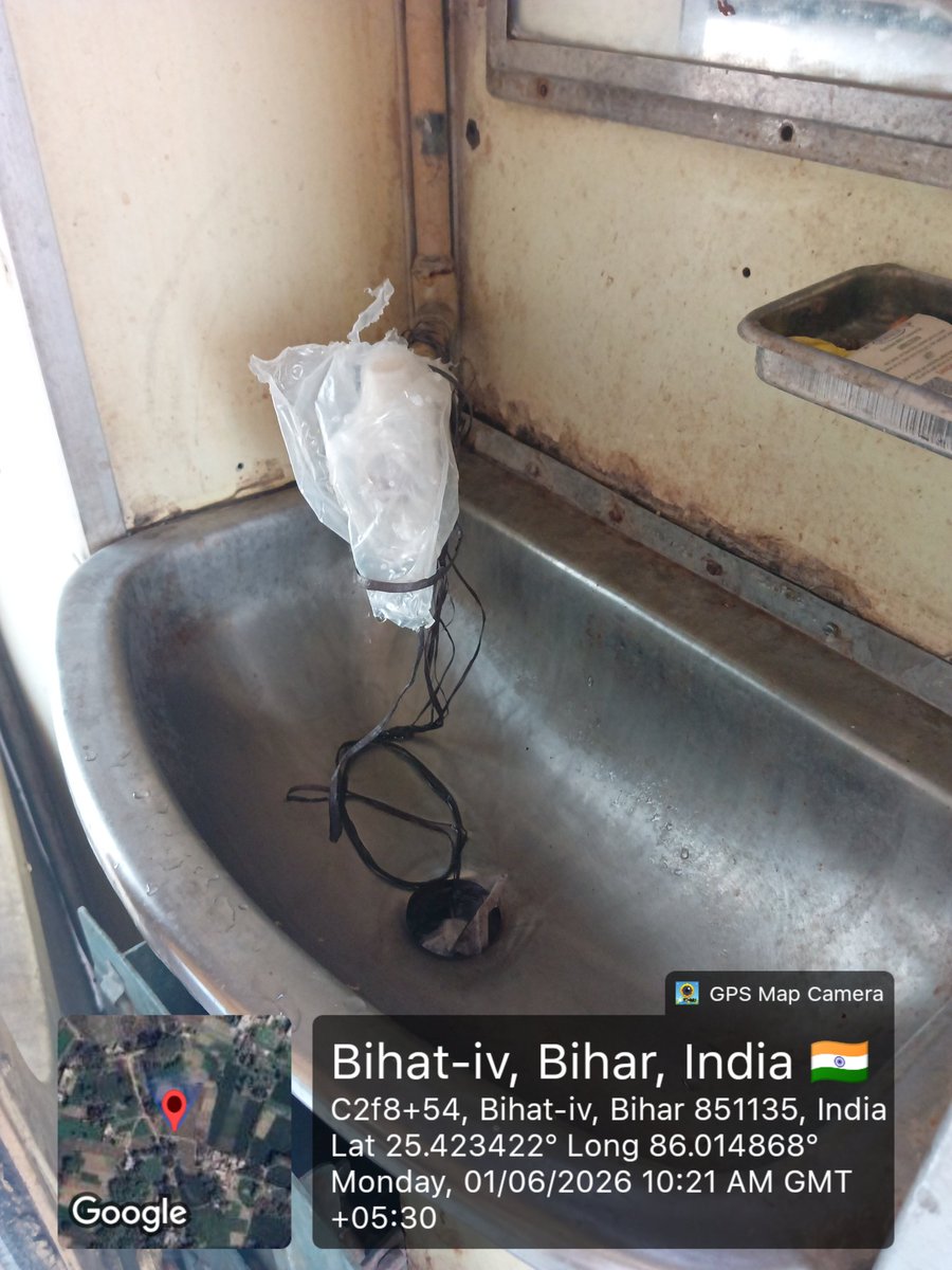AnkitSh23683844's tweet photo. @srdmecnwjhs @DrmJhansi @RailMinIndia @RailMadad @RailwaySeva @srdeegjhs Ye toti ka haal hai https://t.co/7VcjJ6cwTO