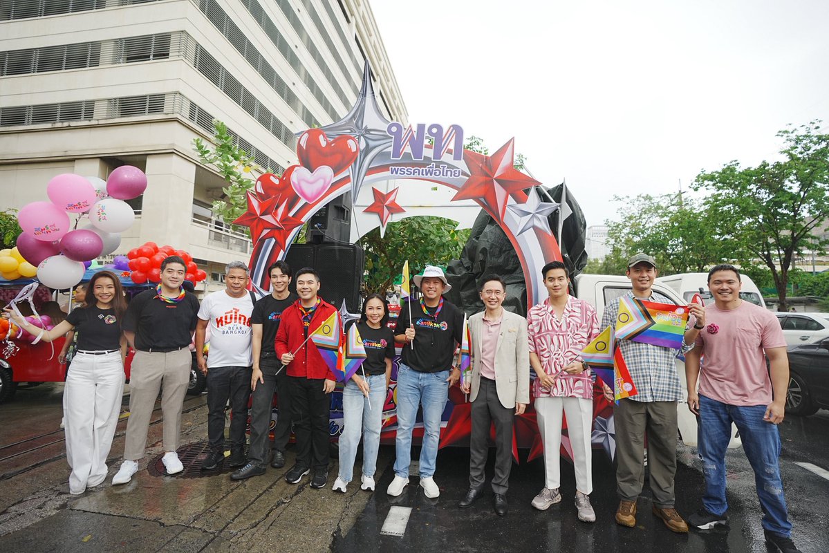 YodchananW's tweet photo. ก้าวสู่ World Pride 2030 ไปด้วยกันครับ

ผมและทีมพรรคเพื่อไทยร่วมขบวน Bangkok Pride 2026 เพื่อย้ำจุดยืน "ความเท่าเทียมในทุกมิติ"

เราขยายเรื่องความหลากหลายที่ไม่ใช่เพียงกลุ่ม LGBTQIA+ แต่รวมถึงคนทุกกลุ่มในสังคม การสร้างพื้นที่ปลอดภัยและเคารพศักดิ์ศรีความเป็นมนุษย์อย่างเสมอภาค คือเครื่องพิสูจน์ว่าไทยจำเป็นและต้องพร้อมสำหรับการอยู่ร่วมกันบนความแตกต่าง

ความพร้อมนี้คือแรงสำคัญในการผลักดันการเป็นเจ้าภาพ World Pride 2030 ซึ่งมีนัยสำคัญอย่างยิ่งใน 2 มิติครับ 

ด้านสิทธิมนุษยชน 

นี่คือการตอกย้ำความสำเร็จที่ไทยมีกฎหมายสมรสเท่าเทียมเป็นชาติแรกในอาเซียน สะท้อนภาพลักษณ์ประเทศที่เคารพความหลากหลายบนเวทีโลก 

ด้านเศรษฐกิจ 

งานนี้คือฟันเฟืองขับเคลื่อน "เศรษฐกิจสีรุ้ง" (Rainbow Economy) ที่จะดึงดูดเม็ดเงินมหาศาลจากการท่องเที่ยวและยกระดับทุนทางวัฒนธรรมของประเทศ 

การได้เป็นเจ้าภาพจึงเป็นการสร้างการเติบโตทางเศรษฐกิจ ที่เดินหน้าไปพร้อมกับการเชิดชูสิทธิมนุษยชนไทยในระดับสากลครับ

🏳️‍⚧️🏳️‍🌈🇹🇭