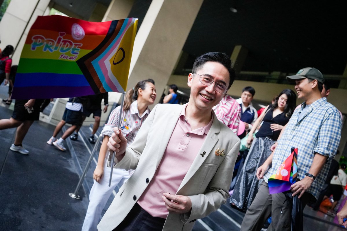 YodchananW's tweet photo. ก้าวสู่ World Pride 2030 ไปด้วยกันครับ

ผมและทีมพรรคเพื่อไทยร่วมขบวน Bangkok Pride 2026 เพื่อย้ำจุดยืน "ความเท่าเทียมในทุกมิติ"

เราขยายเรื่องความหลากหลายที่ไม่ใช่เพียงกลุ่ม LGBTQIA+ แต่รวมถึงคนทุกกลุ่มในสังคม การสร้างพื้นที่ปลอดภัยและเคารพศักดิ์ศรีความเป็นมนุษย์อย่างเสมอภาค คือเครื่องพิสูจน์ว่าไทยจำเป็นและต้องพร้อมสำหรับการอยู่ร่วมกันบนความแตกต่าง

ความพร้อมนี้คือแรงสำคัญในการผลักดันการเป็นเจ้าภาพ World Pride 2030 ซึ่งมีนัยสำคัญอย่างยิ่งใน 2 มิติครับ 

ด้านสิทธิมนุษยชน 

นี่คือการตอกย้ำความสำเร็จที่ไทยมีกฎหมายสมรสเท่าเทียมเป็นชาติแรกในอาเซียน สะท้อนภาพลักษณ์ประเทศที่เคารพความหลากหลายบนเวทีโลก 

ด้านเศรษฐกิจ 

งานนี้คือฟันเฟืองขับเคลื่อน "เศรษฐกิจสีรุ้ง" (Rainbow Economy) ที่จะดึงดูดเม็ดเงินมหาศาลจากการท่องเที่ยวและยกระดับทุนทางวัฒนธรรมของประเทศ 

การได้เป็นเจ้าภาพจึงเป็นการสร้างการเติบโตทางเศรษฐกิจ ที่เดินหน้าไปพร้อมกับการเชิดชูสิทธิมนุษยชนไทยในระดับสากลครับ

🏳️‍⚧️🏳️‍🌈🇹🇭