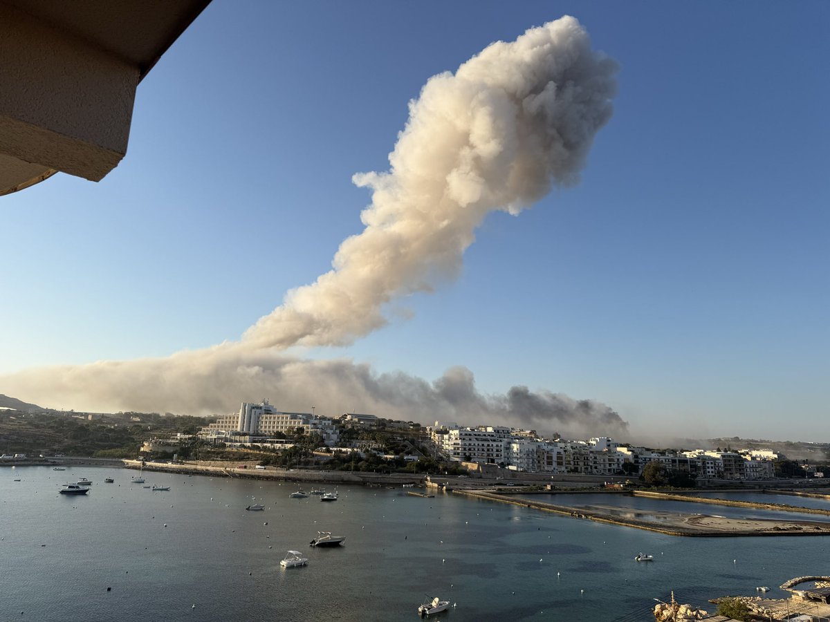 bart_ozog's tweet photo. What już happened in #Malta 
Few big explosions?! WTF ?!? https://t.co/Nz535oUE70