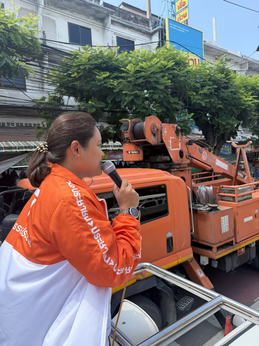 GateThapanee's tweet photo. ผ่านถนนเฉลิมพระเกียรติรถติด เคลื่อนตัวได้ช้า เนื่องจากมีการปรับปรุงซ่อมแซมระบบไฟของการไฟฟ้านครหลวง

ฐาปนีย์ สุขสำราญ (เกตุ)
ผู้สมัครส.ก.เขตประเวศ พรรคประชาชน

#กรุงเทพง่ายๆ #BangkokMadeEasy 
#ผู้ว่าประชาชน #พรรคประชาชน 
#เขตประเวศ #ฐาปนีย์ยี่สิบสี่ชั่วโมง https://t.co/ASGrY04s6z