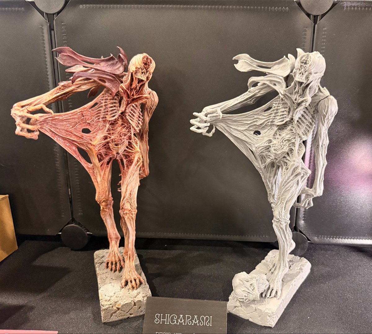 KodaiYKstudio's tweet photo. 遥々日本からMonsterpaloozaに初出展された造形作家・芹川さん @junya_serikawa の作品「SHIGARAMI」を購入。

アナログ造形とは思えないほど繊細に彫り込まれたディテールに圧倒されました。

なんとギレルモ・デル・トロ監督も購入されたそうです。 https://t.co/wk2lqaGR8h