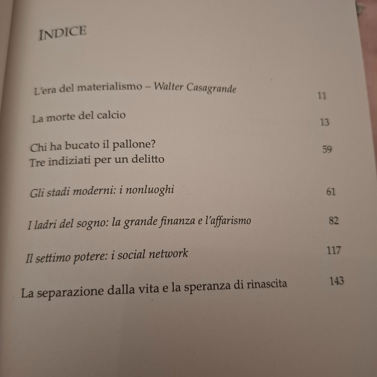 enricocurr's tweet photo. #SETTIMO POTERE
#NEOCALCIO E INFORMAZIONE
#NARRAZIONE VIRTUALE
#IL CASO MILAN
L'Italia è precipitata al 56esimo posto su 180 Paesi nella classifica della libertà di stampa secondo Reporters sans frontières. Il racconto edulcorato del calcio e delle sue connessioni sempre più spinte con l'economia e con le speculazioni finanziarie può apparire un aspetto secondario della questione, ma non lo è affatto. La narrazione virtuale del Neocalcio è un caso di scuola, che le vicende del Milan avvolte per lo più da anni nell'ovatta mediatica illustrano perfettamente. Del cosiddetto Settimo Potere dei social network si parla nella recensione firmata da Giuseppe Smorto al libro "Il Neocalcio" di Bruno Bartolozzi ed Enrico Currò sul quotidiano nazionale L'Altravoce.