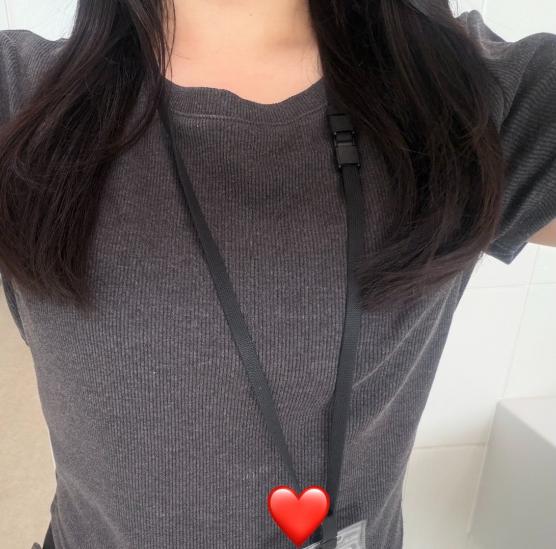 three__std's tweet photo. 1枚目よりも、昨年購入したリブTの方が生地が硬め？で、お腹の肉感気にならないんだよな〜
触った感じ硬さの違いかなと思うけど、何が違うのか…
2枚目のものは売り切れてしまっているので、もし似たようなTシャツご存知の方いたら教えてください🥹
1枚目も可愛いし優秀なんだけどね…
 #骨スト独り言 https://t.co/WDjTEFL3XU