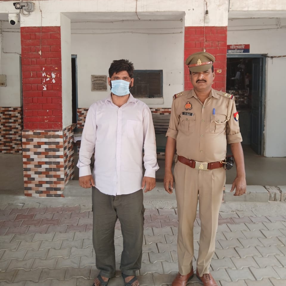 Ilyas_SK_31's tweet photo. उत्तर प्रदेश के शामली में सोशल मीडिया प्लेटफॉर्म फेसबुक पर सामाजिक सौहार्द बिगाड़ने वाली पोस्ट को लेकर मोहम्मद असलम को गिरफ्तार किया गया है।

सोशल मीडिया पर अगर आप सक्रिय हैं और लगातार पोस्ट करते हैं, तो सावधानी और सतर्कता बेहद जरूरी है। ऐसी कोई भी खबर शेयर न करें जिससे विवाद या दिक्कत हो, खासकर बिना तथ्य जांचे और दूसरों की देखा देखी में। कई लोग, जैसे बिट्टू शर्मा जैसे उदाहरणों में देखा गया है, सिर्फ अधिक व्यूज़ और कमाई के लिए बिना पुष्टि के पोस्ट कर देते हैं। बाद में पता चलता है कि वह खबर फर्जी थी।
इसलिए जरूरी है कि किसी भी जानकारी को पोस्ट करने से पहले उसकी पूरी तरह से पुष्टि करें और फिर ही उसे साझा करें।