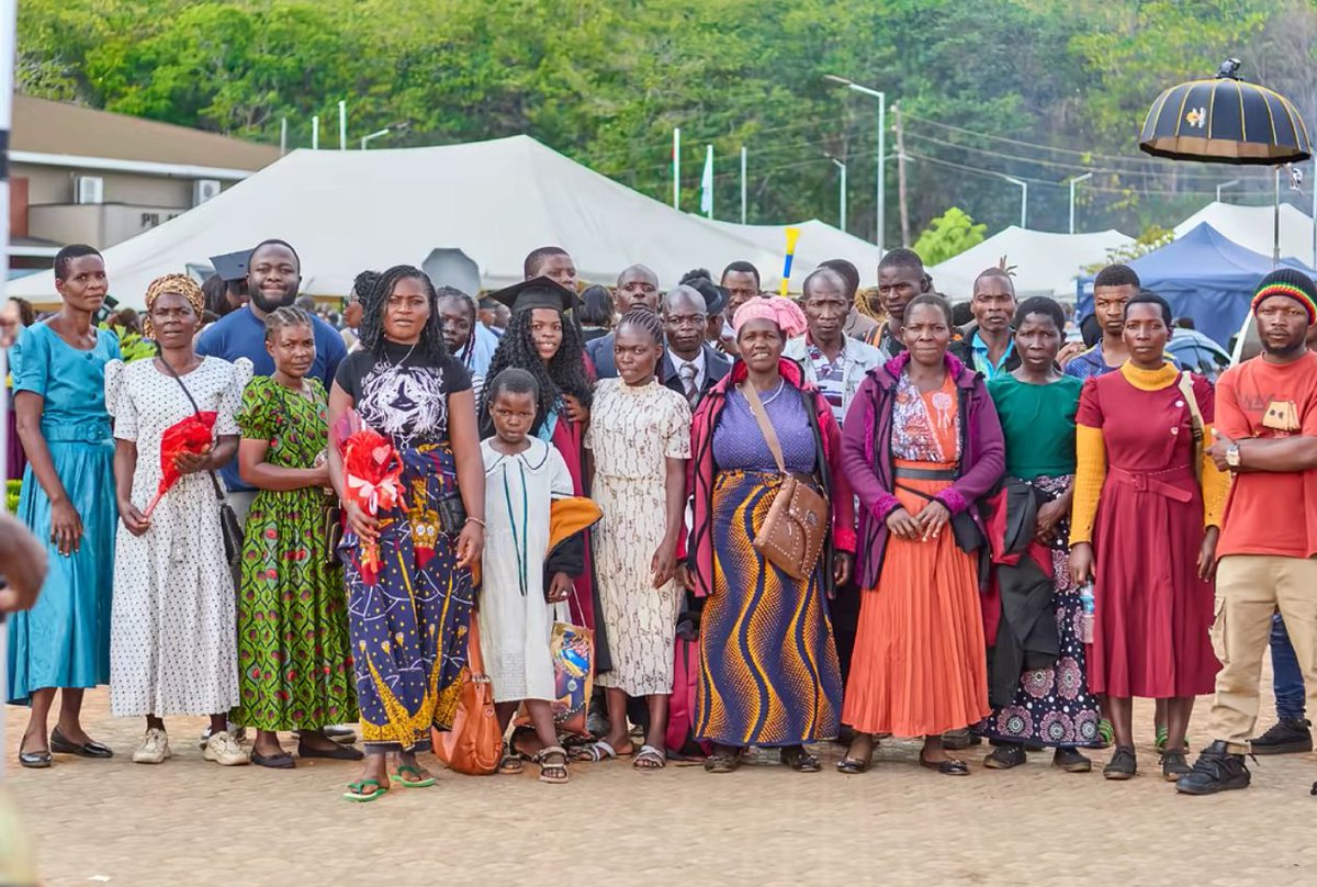Cinemababey's tweet photo. She brought the whole village to celebrate with her on her graduation. https://t.co/pt9IMATOT7