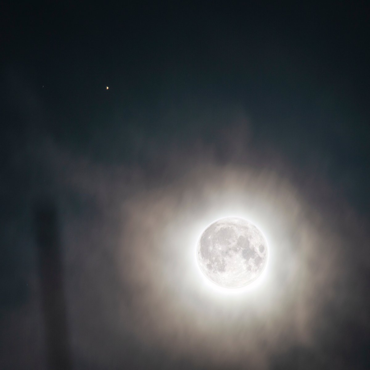 JoseLaines44's tweet photo. Conjunción de la Luna y la estrella Antares ayer 30 de mayo, fusionando dos fotografías con diferente tiempo de exposición. 📸❤️ https://t.co/n5b3cIKsO3