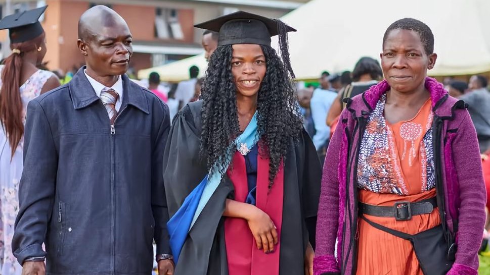 Cinemababey's tweet photo. She brought the whole village to celebrate with her on her graduation. https://t.co/pt9IMATOT7
