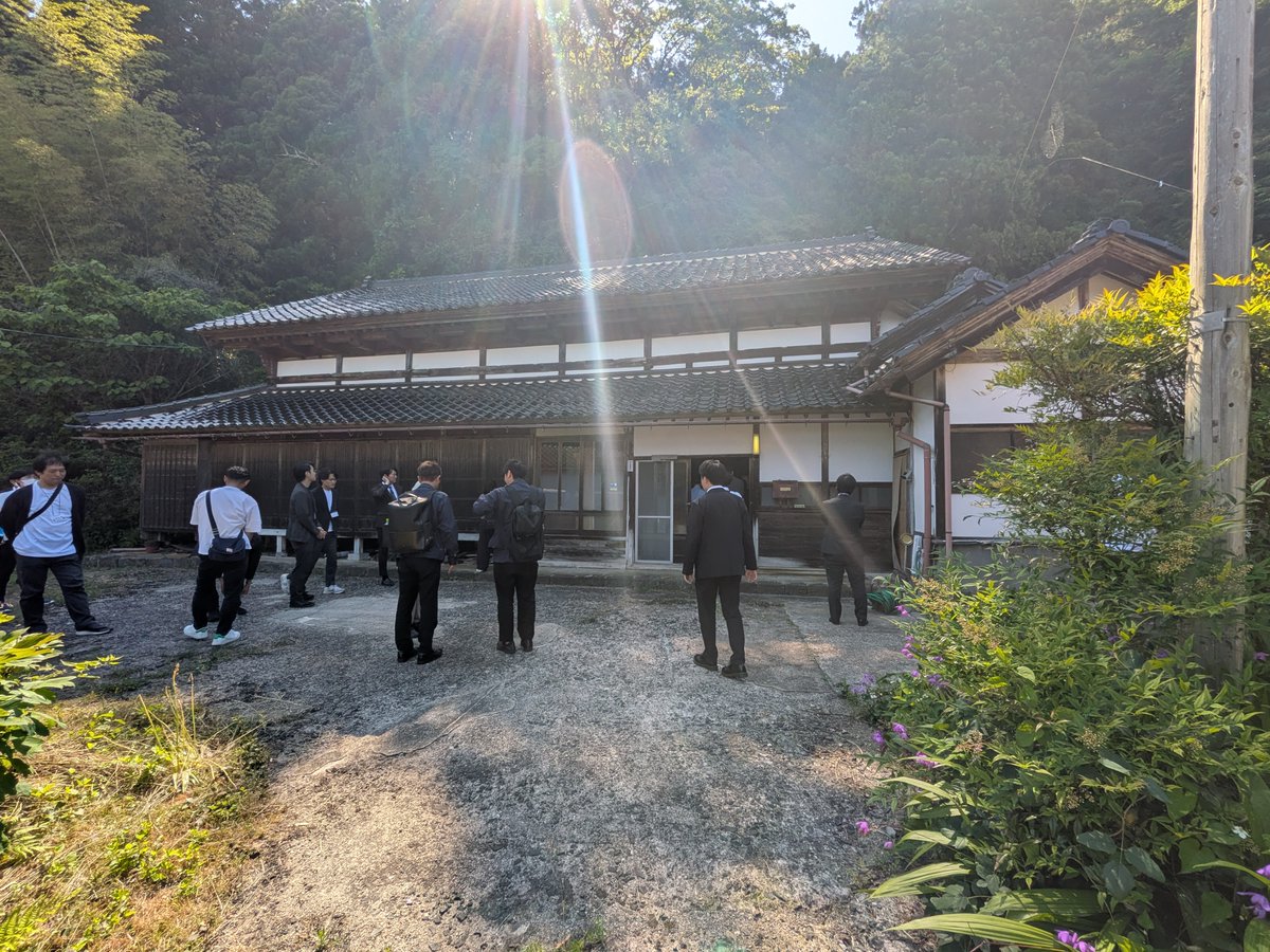 AlbaLink2011's tweet photo. 5/30、石川県志賀町にて「志賀町の空き家を起点にした能登復興フォーラム」を主催しました！

国土交通省、ANA、各分野の専門家や周辺自治体の皆様が集結。能登半島地震で激しい揺れに見舞われ、半壊認定を受けながらも、奇跡的に倒壊を免れた築181年の古民家を視察しました。
この歴史ある建物をどう未来の復興拠点へ生かしていくか、全員で具体的な行動プランを熱く話し合いました！