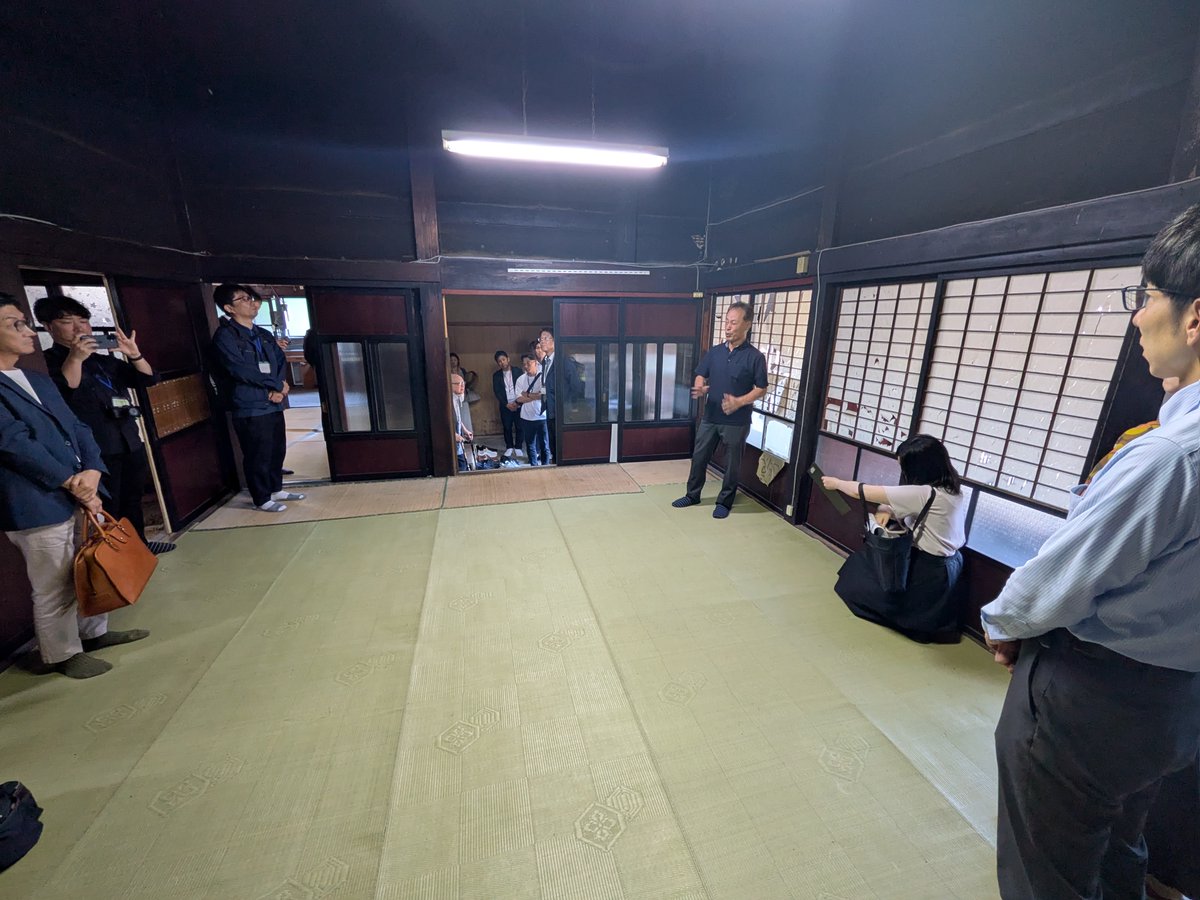 AlbaLink2011's tweet photo. 5/30、石川県志賀町にて「志賀町の空き家を起点にした能登復興フォーラム」を主催しました！

国土交通省、ANA、各分野の専門家や周辺自治体の皆様が集結。能登半島地震で激しい揺れに見舞われ、半壊認定を受けながらも、奇跡的に倒壊を免れた築181年の古民家を視察しました。
この歴史ある建物をどう未来の復興拠点へ生かしていくか、全員で具体的な行動プランを熱く話し合いました！