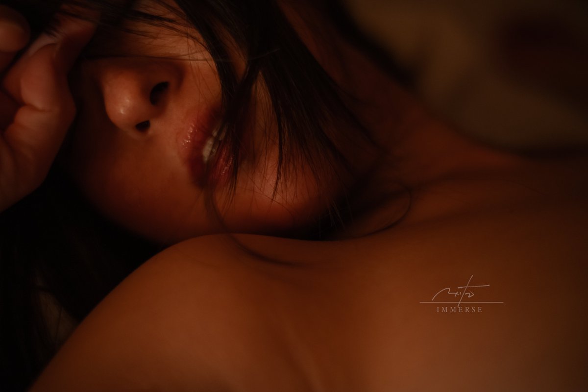 ArtsmT2k's tweet photo. 【T2K｜IMPRINT - 火照る - 】

息を吸っている瞬間。

口元だけじゃなくて、
少し上がった肩と胸部のふくらみに、
身体ごと呼吸している感じが出ている。

唇の艶、乱れた髪、肌の赤味。
悦に向かっていく手前の緊張。

これ、めっちゃ良くない？

被写体：月桃さん@tsukitogetou https://t.co/LNrv0odeSQ