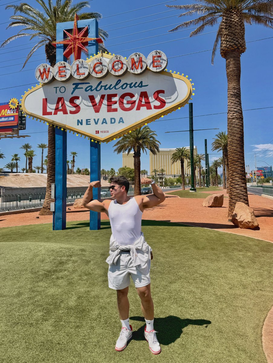 onlydansph's tweet photo. Suddenly woke up in Las Vegas!!! 🎰 https://t.co/9MAjq9d3G5