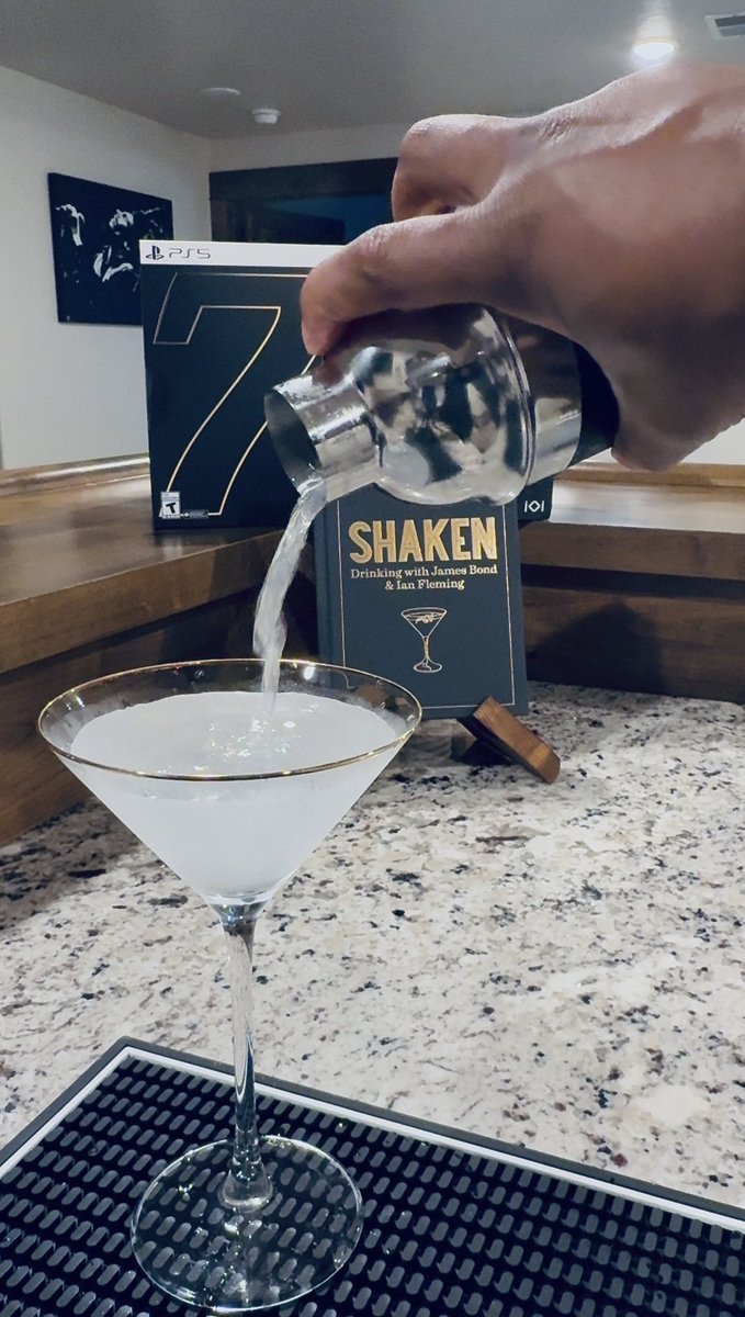 Nicjazz1's tweet photo. The mission is simple:
Grab a drink. Preferably Martini Shaken not stirred.
Fire up #007FirstLight 
Save the world.
Repeat. 🍸🎮🕶️ https://t.co/pHy7KuCQl8