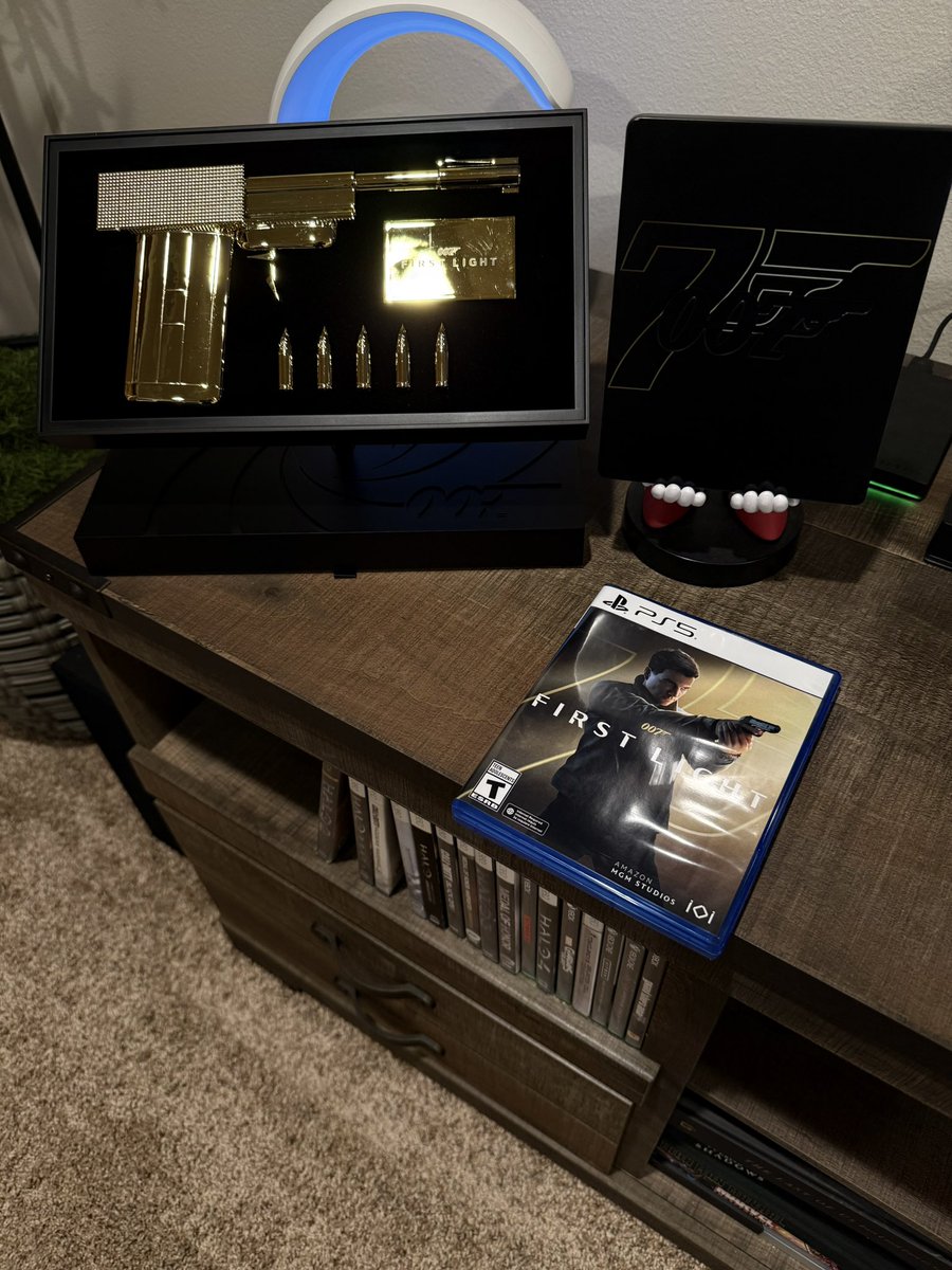 Nicjazz1's tweet photo. The mission is simple:
Grab a drink. Preferably Martini Shaken not stirred.
Fire up #007FirstLight 
Save the world.
Repeat. 🍸🎮🕶️ https://t.co/pHy7KuCQl8