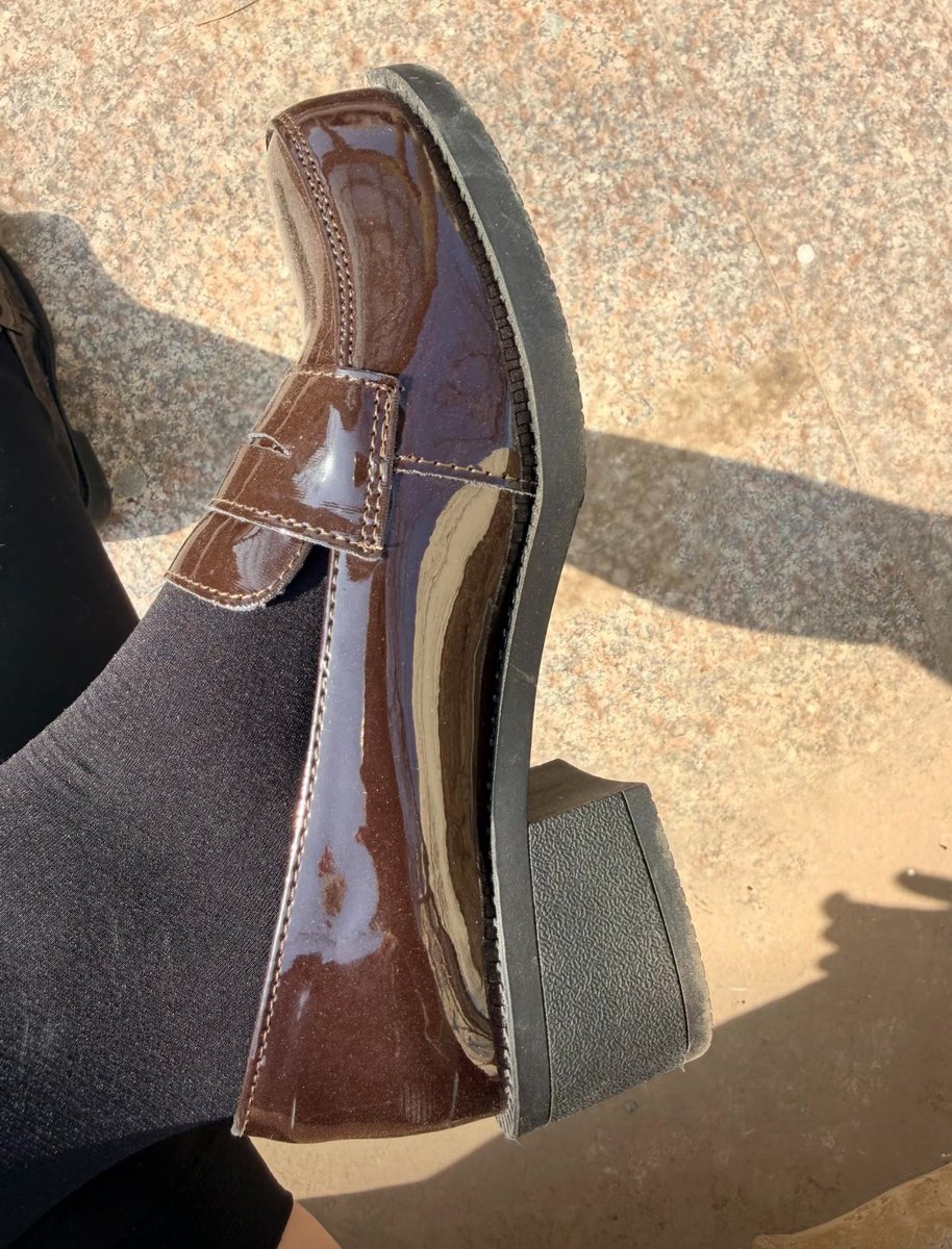 junzz066's tweet photo. 鞋怎么有点脏了呢 想清理的滚过来对着祖宗的鞋底磕头才有资格把狗舌头伸出来呢 #女s #鞋底 https://t.co/JDP7Lkrb0t