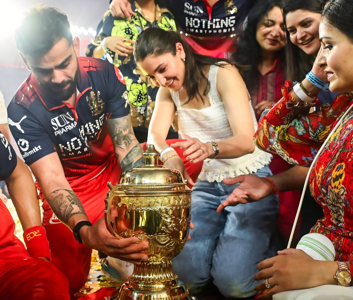 kohliboirockzz's tweet photo. The world blamed her for his failures. He never forgot that. today with every success kohli makes sure anushka gets the respect, love &amp; the spotlight she always deserved ❤️ https://t.co/mN0NgbGrsz