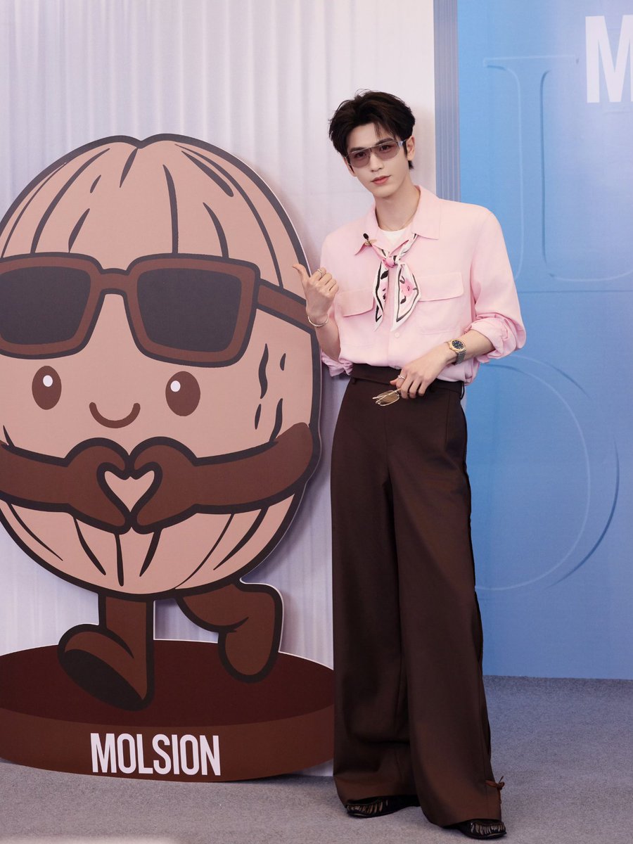 everydayzlh's tweet photo. •060126• zlh studio weibo update 🪐

studio shares new pics of brand spokesperson #zhanglinghe for Molsion livestream event in Nanning 💎 https://t.co/gRgDzKiAva